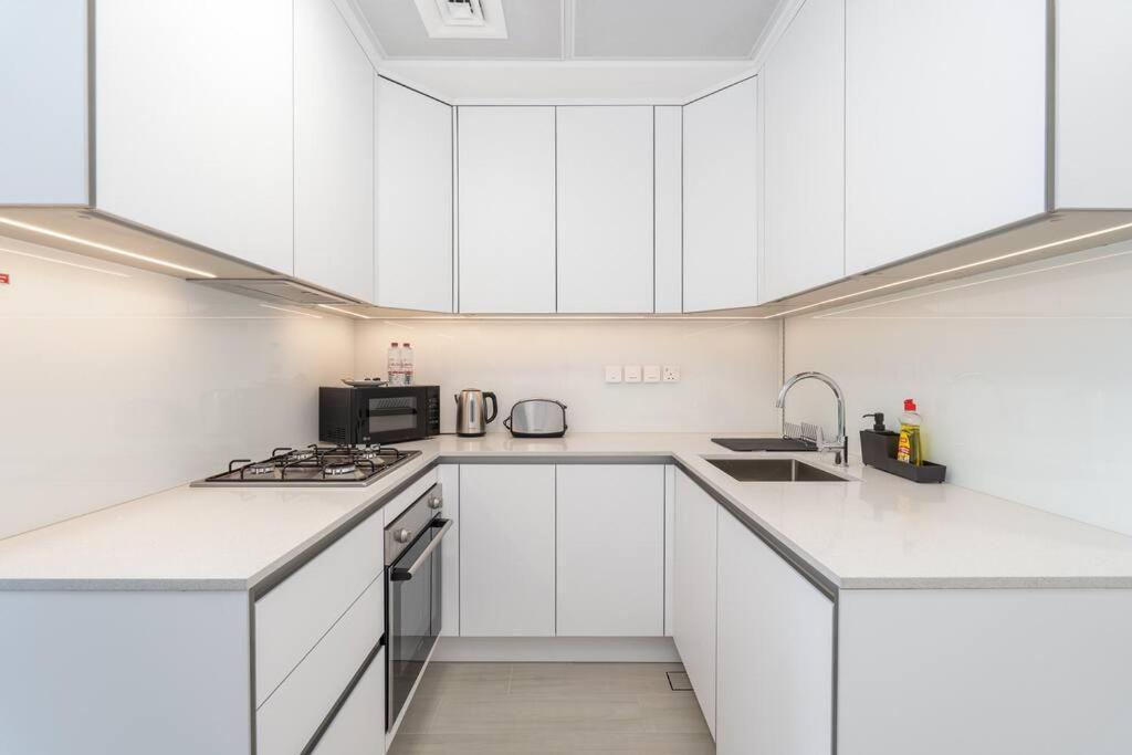 Apartment Sleek & Stylish In Jvc *
