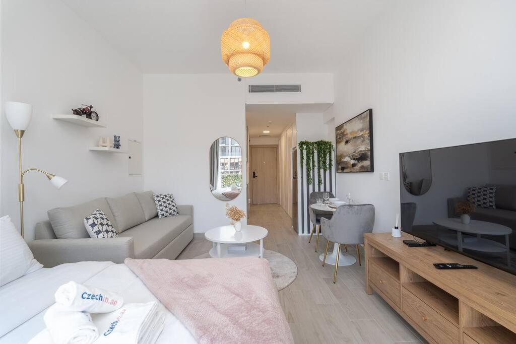 Apartment Sleek & Stylish In Jvc *