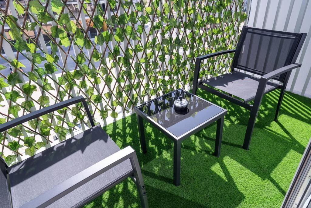 Apartment Sleek & Stylish In Jvc *