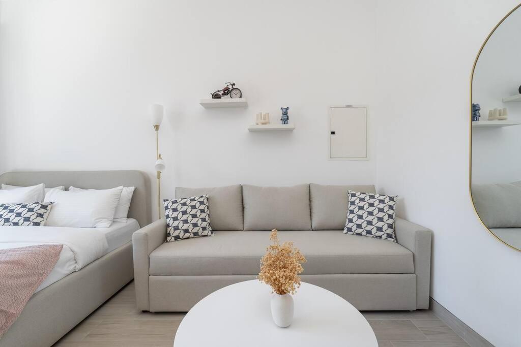 Apartment Sleek & Stylish In Jvc *